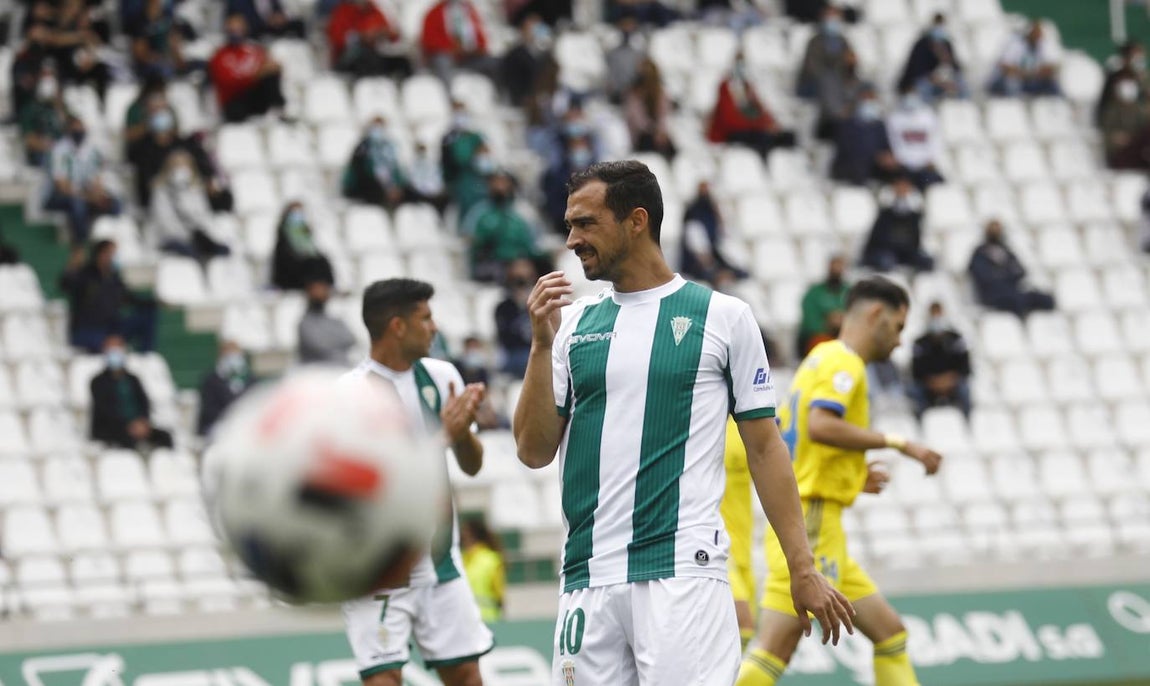 Las mejores imágenes del drama del descenso en el Córdoba CF - Cádiz B