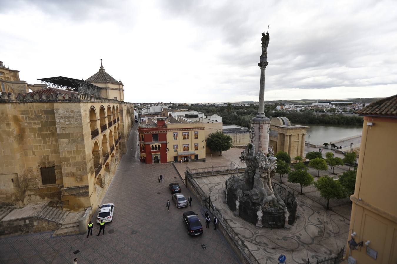 La visita del Nuncio del Papa y Juanma Moreno a las obras del Palacio Episcopal de Córdoba, en imágenes
