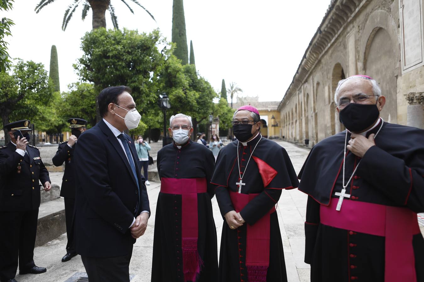 La visita del Nuncio del Papa y Juanma Moreno a las obras del Palacio Episcopal de Córdoba, en imágenes