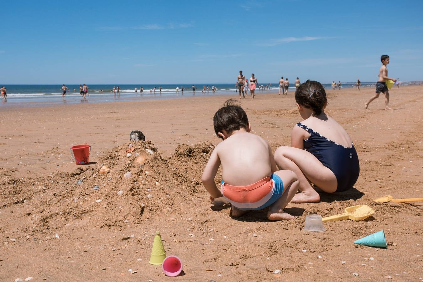 Las playas andaluzas estrenan el verano más deseado