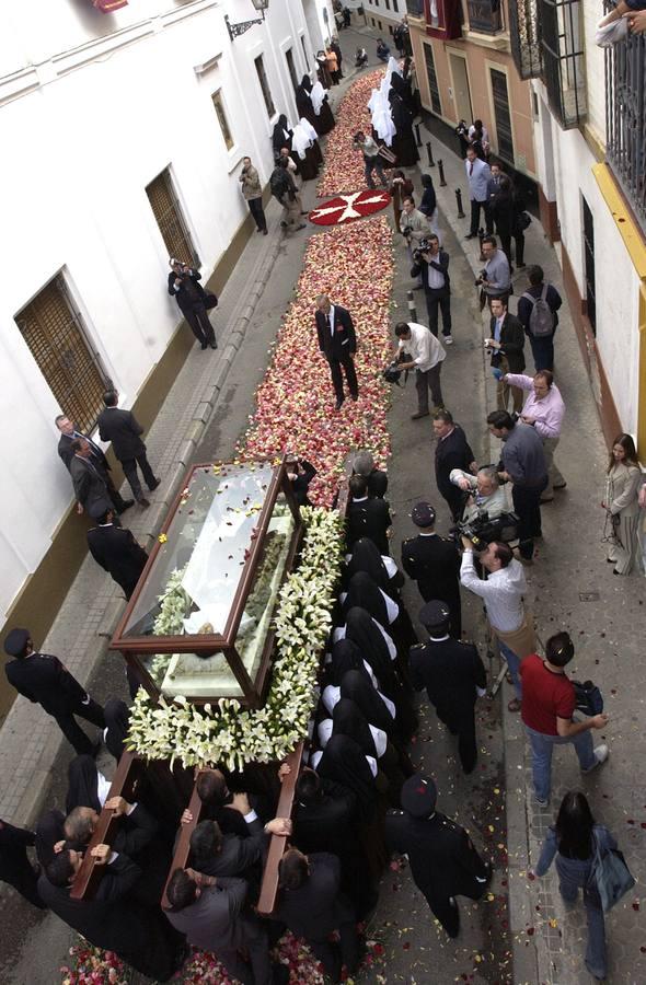 Traslado del cuerpo incorrupto de Santa Ángela de la Cruz a la Catedral por su canonización. Año 2003