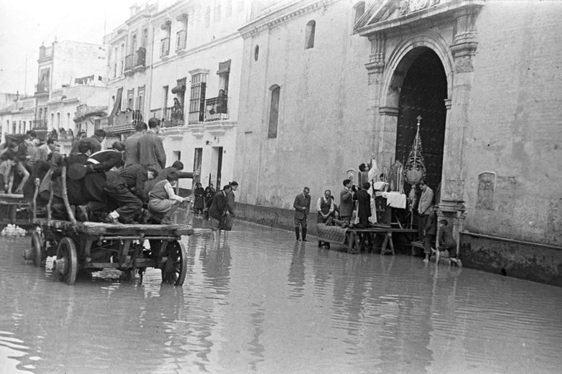 Riada de1947. Misa en la puerta de la parroquia de la O en la trianera calle Castilla