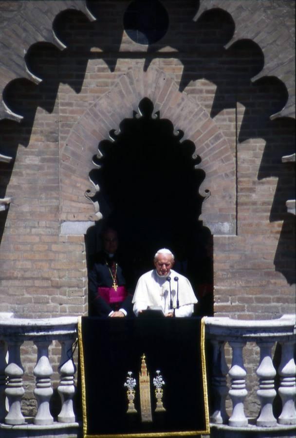 El Papa con el cardenal Amigo en la Giralda, en su visita a Sevilla en 1993