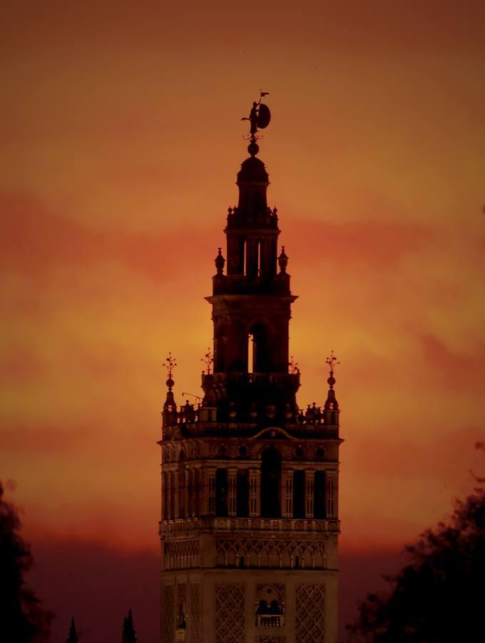 Atardecer de un Domingo de Resurrección en Sevilla. Año 2013