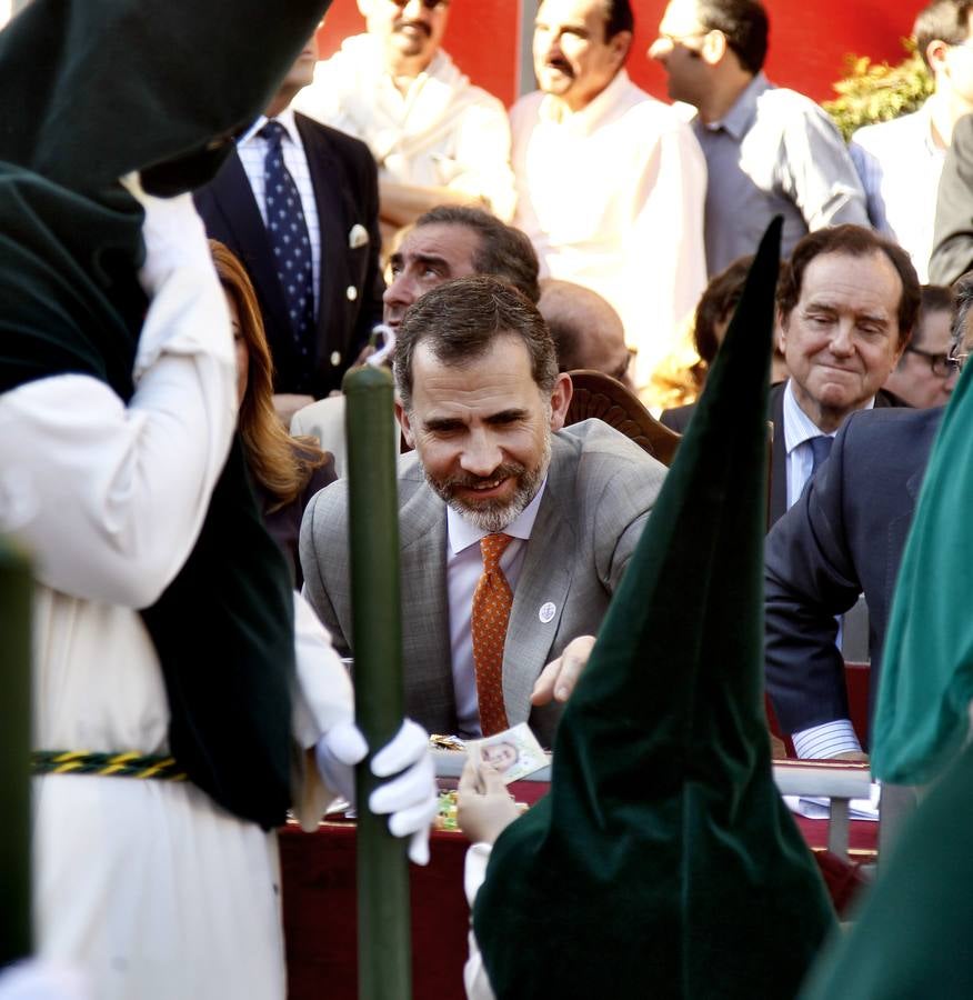 El Rey Felipe, en el palquillo de la Campana, recoge la estampita que le da un nazareno de la hermandad de la Redención. Año 2015