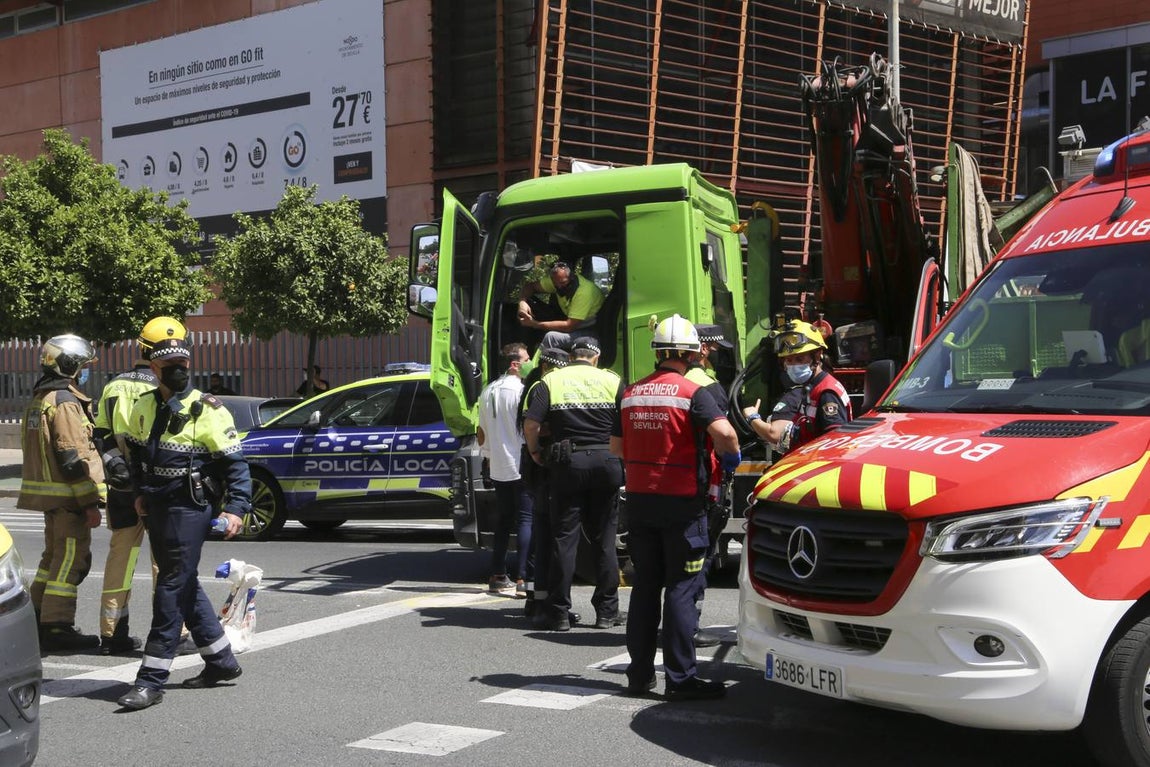 Miembros de los servicios de emergencias en el lugar del atropello