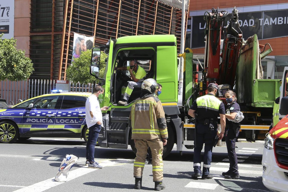 Miembros de los servicios de emergencias en el lugar del atropello