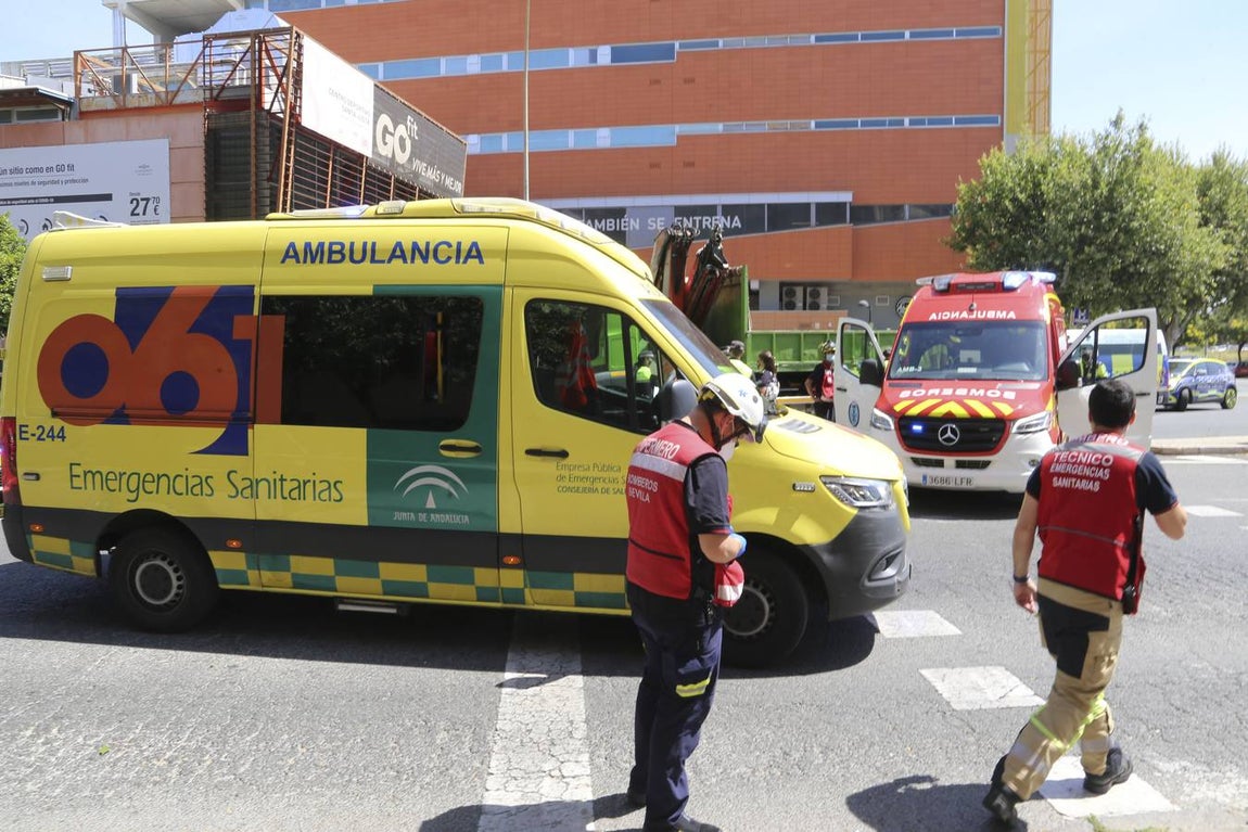 Miembros de los servicios de emergencias en el lugar del atropello