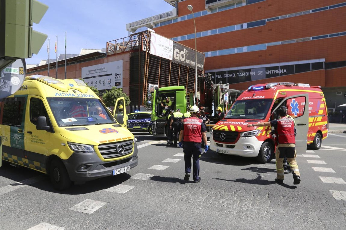 Miembros de los servicios de emergencias en el lugar del atropello