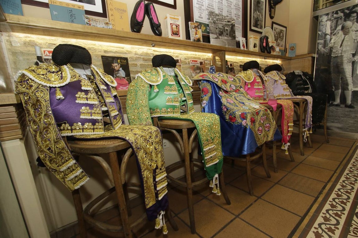 Monumento dedicado a Diodoro Canorea instalado en el Mesón El Serranito de la calle Antonia Díaz