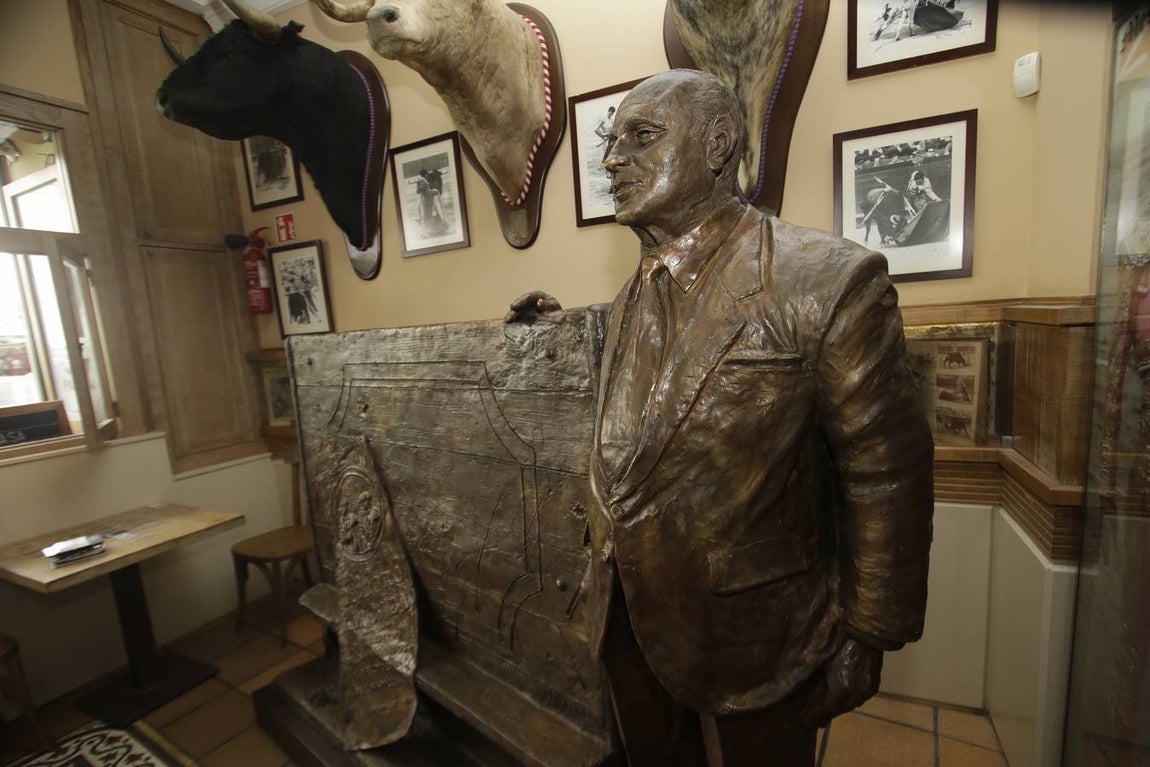 Monumento dedicado a Diodoro Canorea instalado en el Mesón El Serranito de la calle Antonia Díaz