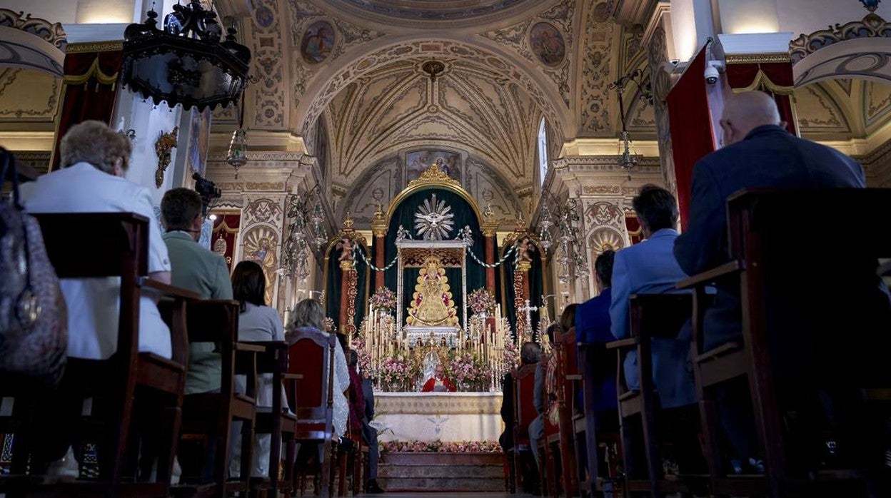 Almonte celebra su segunda misa de Pentecostés lejos de la aldea del Rocío