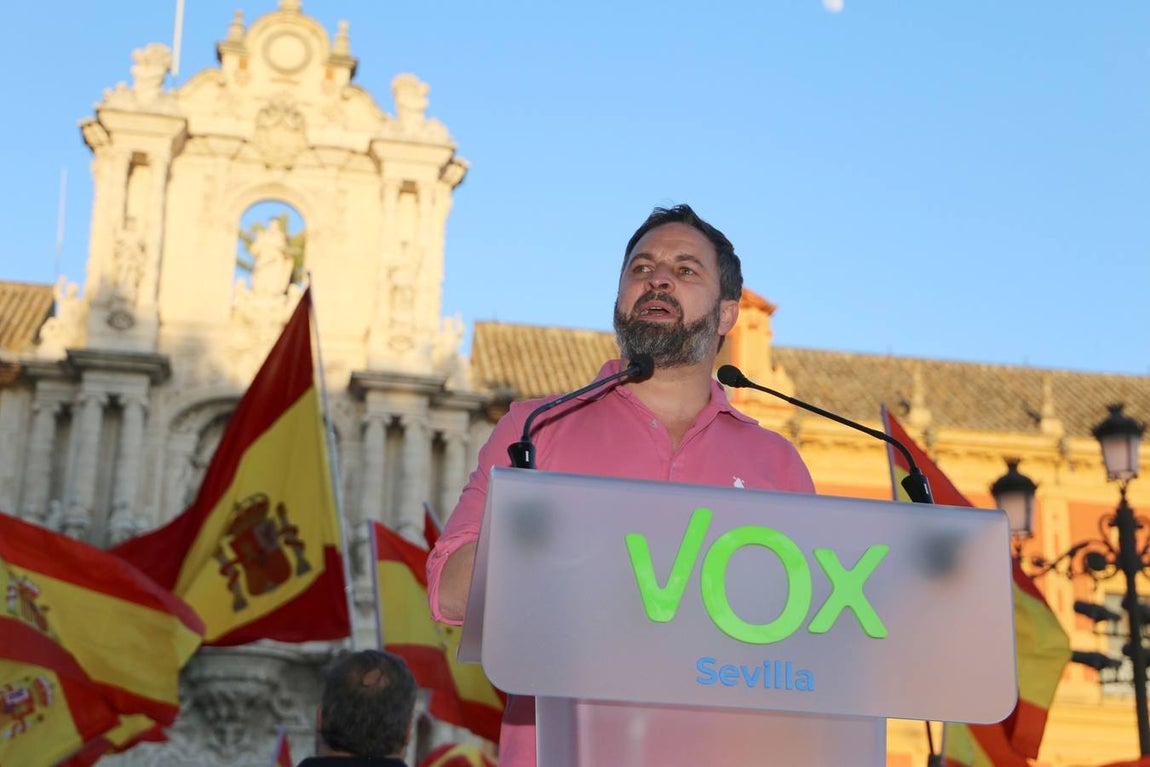 En imágenes, protesta de Santiago Abascal frente al Palacio de San Telmo de Sevilla