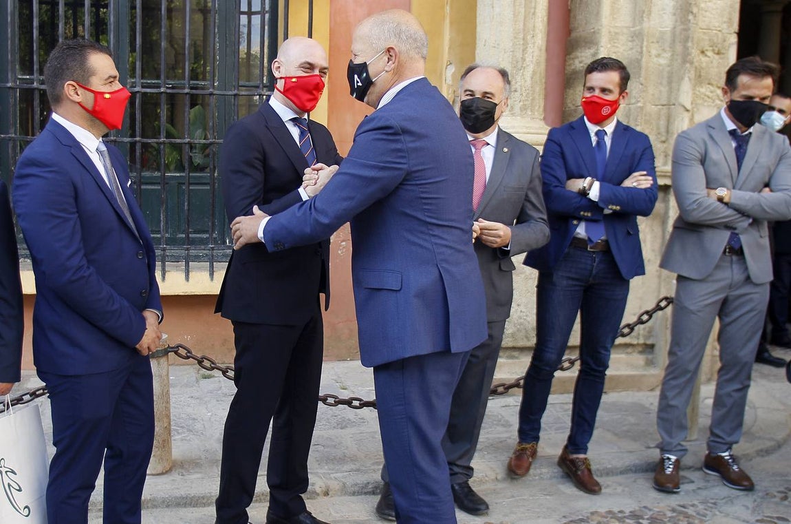 Instante del acto de la foto oficial del trofeo de la Eurocopa en Sevilla