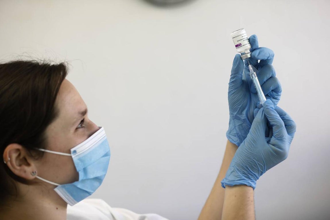 La vacunación con la segunda dosis de AstraZeneca en Cabra, en imágenes