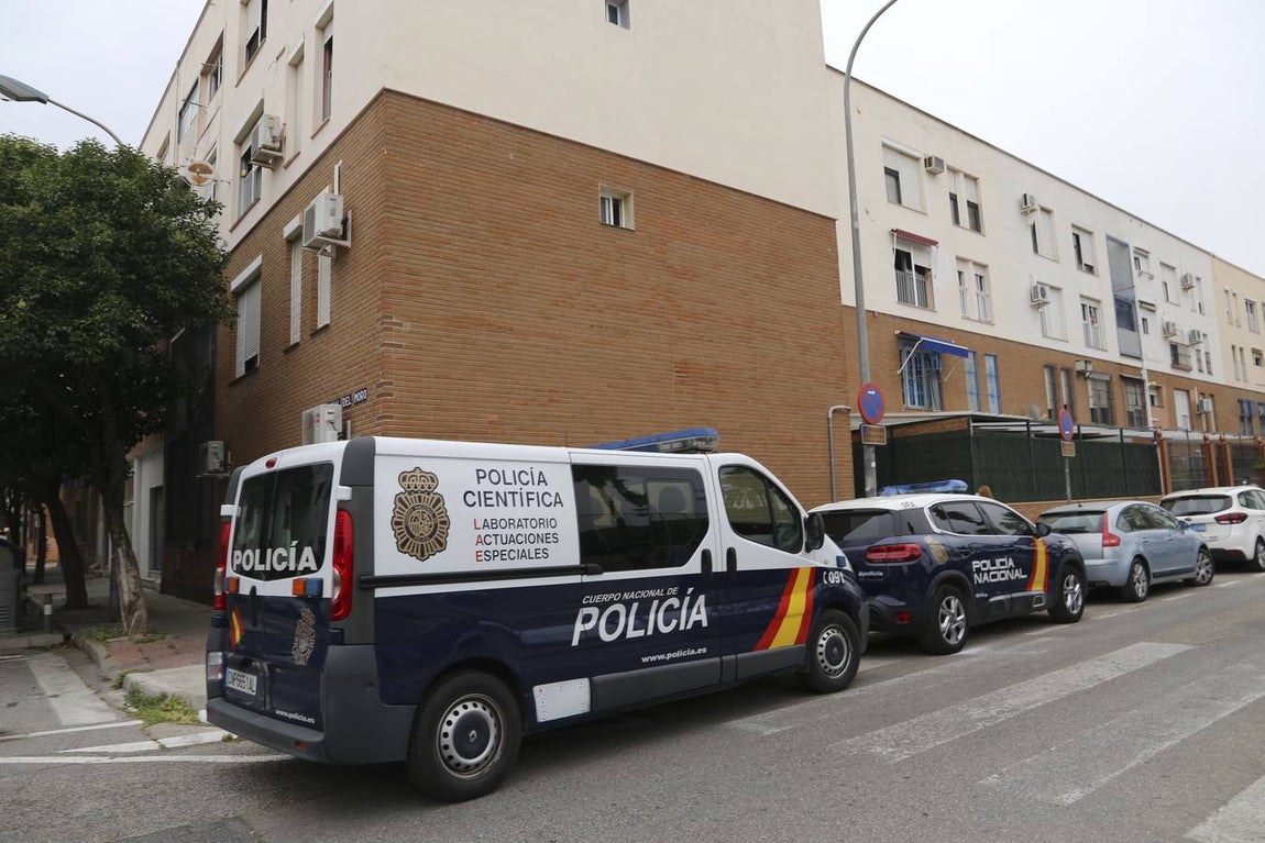 En imágenes, conmoción en Pino Montano por el asesinato de una mujer