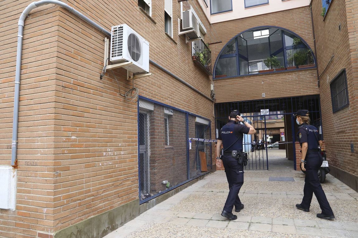 En imágenes, conmoción en Pino Montano por el asesinato de una mujer