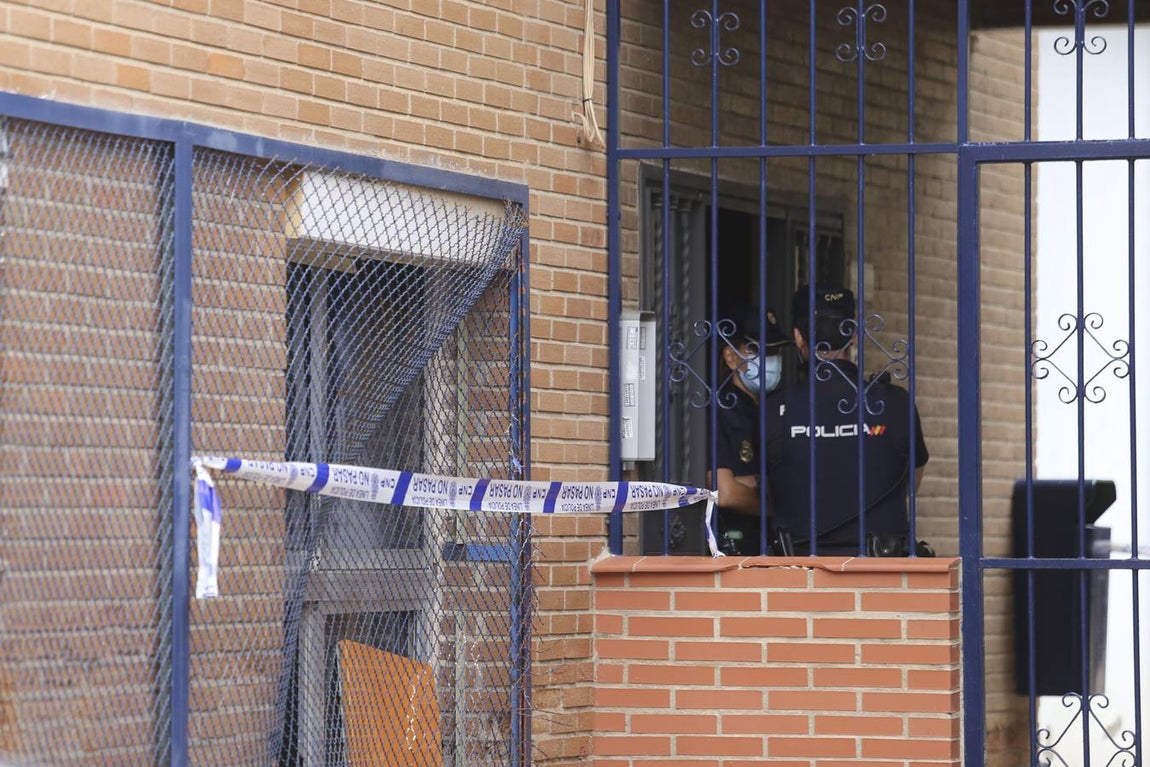 En imágenes, conmoción en Pino Montano por el asesinato de una mujer