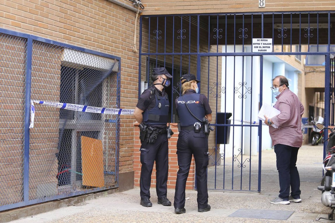 En imágenes, conmoción en Pino Montano por el asesinato de una mujer