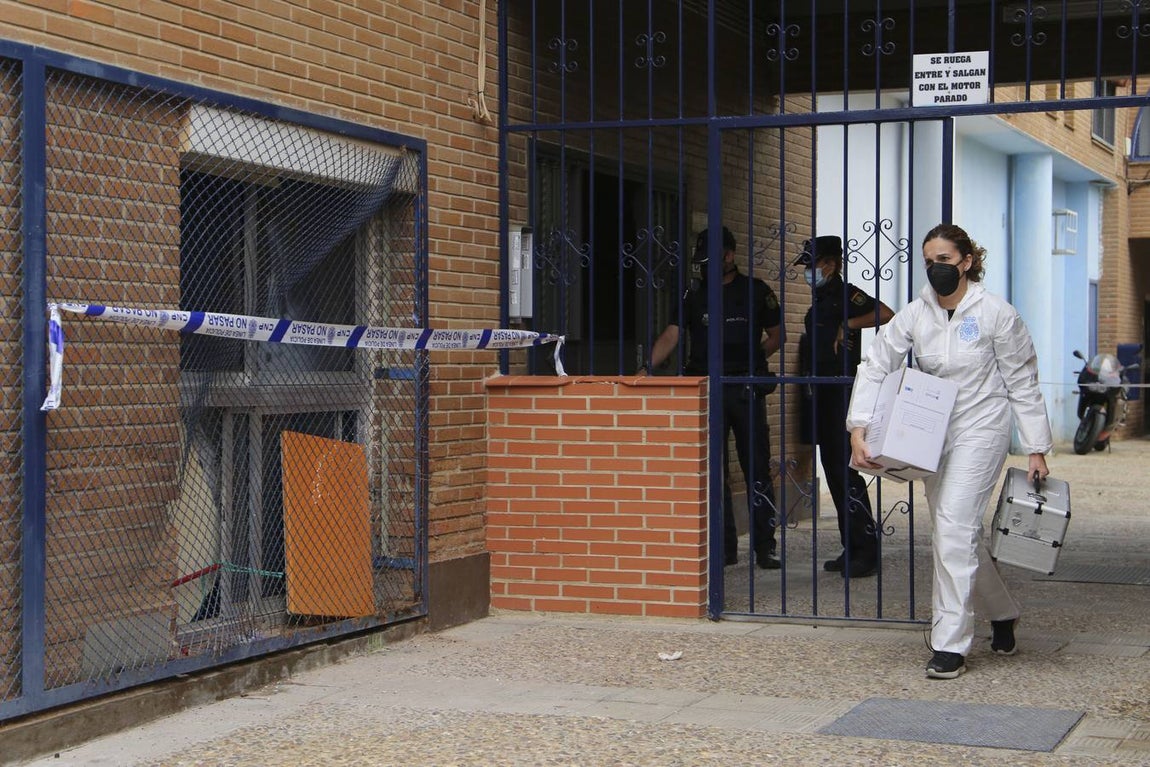 En imágenes, conmoción en Pino Montano por el asesinato de una mujer