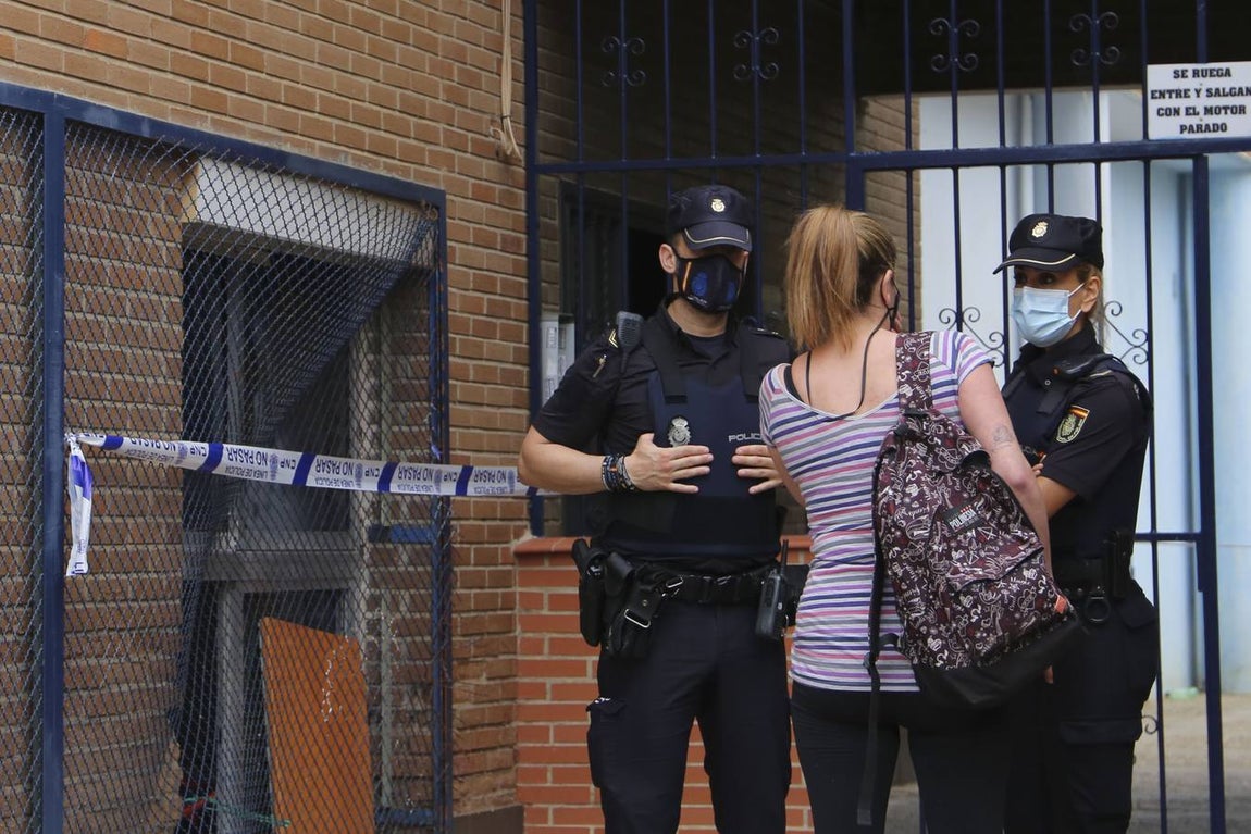 En imágenes, conmoción en Pino Montano por el asesinato de una mujer