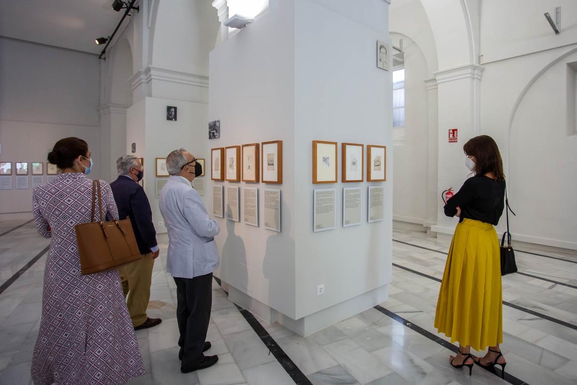 Asistentes a la inauguración de La Galería de ABC observan la exposición de las Greguerías de Ramón Gómez de la Serna