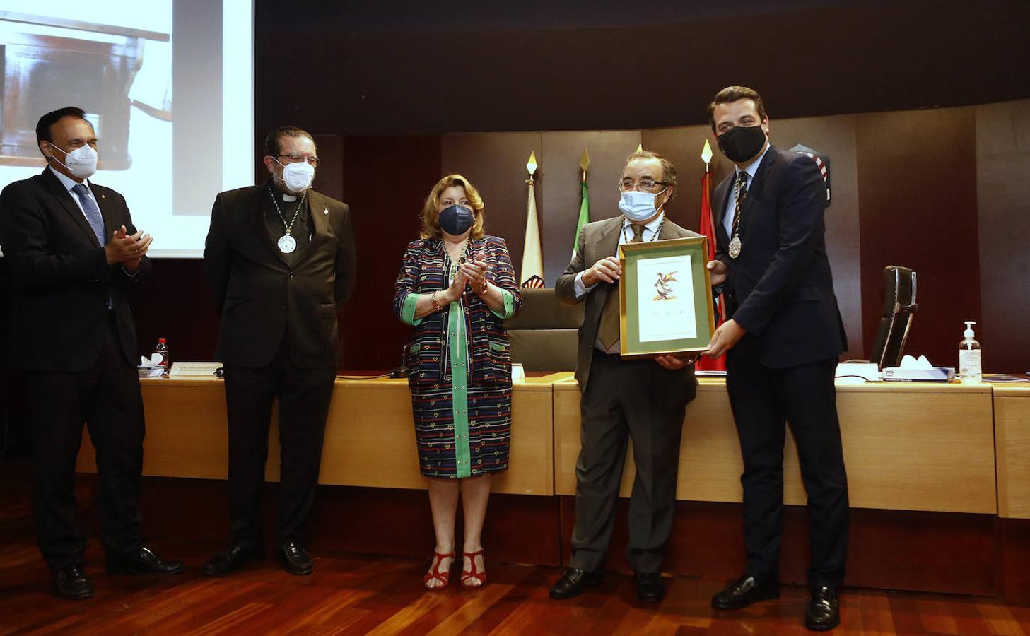 El nombramiento del alcalde de Córdoba como socio de honor del Aula del Vino, en imágenes
