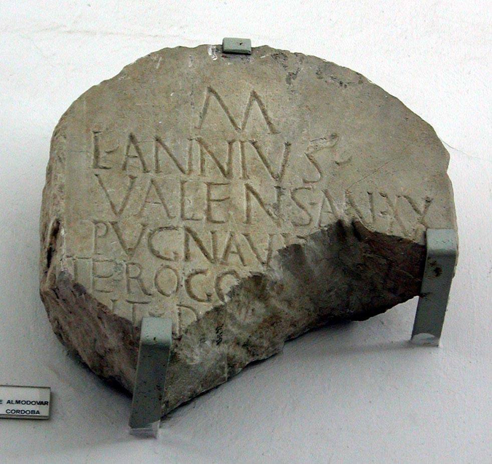 Lucius Annius Valens, mirmilón que murió a los 20 años. Es el único gladiador cordobés identificado con los tres nombres latinos, lo que indica su condición de hombre libre