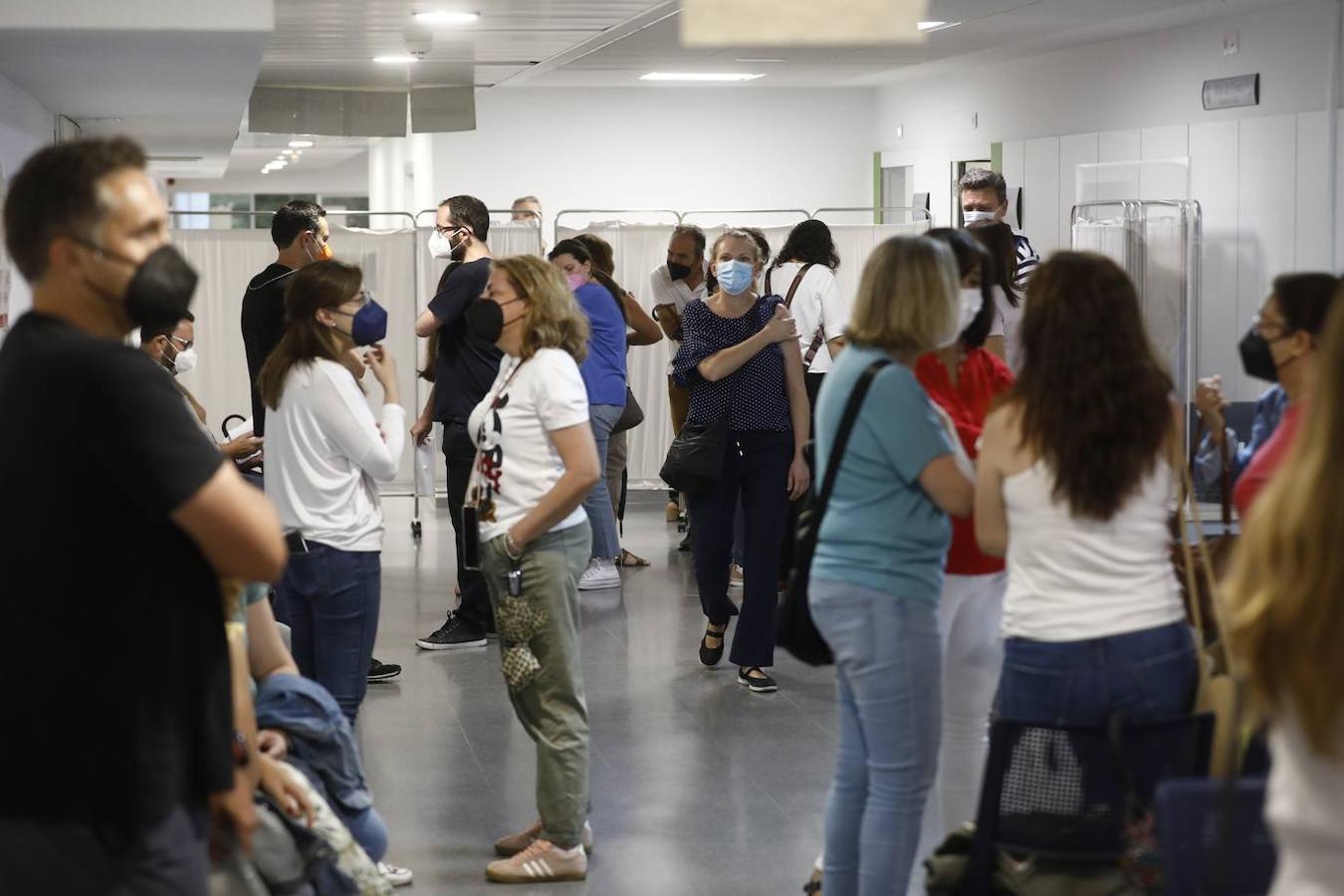 Vacuna AstraZeneca en Córdoba | Los docentes reciben la dosis final: «Se me ha hecho muy larga la espera»