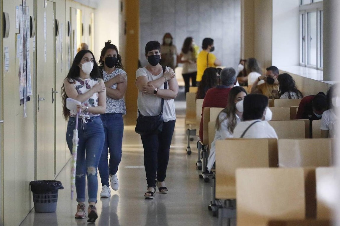 La segunda vacunación de los profesores en Córdoba, en imágenes