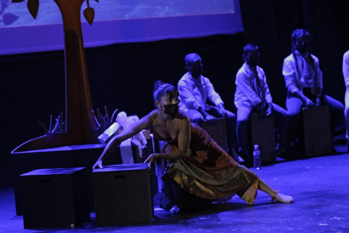 Alumnos de la Escuela de Arte de la Fundación Alalá representando la obra 'El árbol del flamenco'.