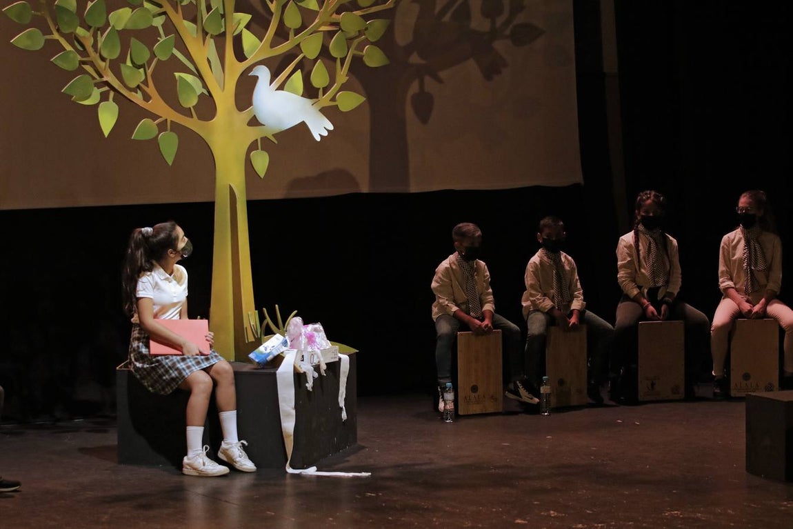 Alumnos de la Escuela de Arte de la Fundación Alalá representando la obra 'El árbol del flamenco'.