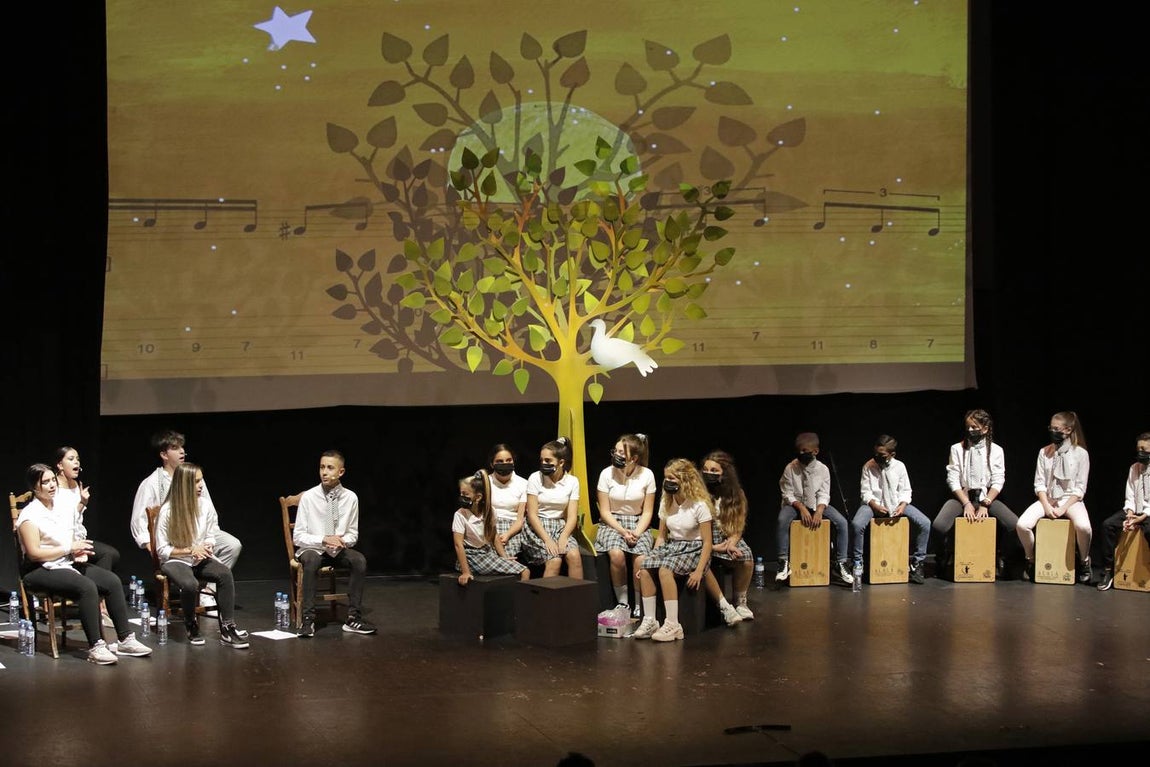 Alumnos de la Escuela de Arte de la Fundación Alalá representando la obra 'El árbol del flamenco'.