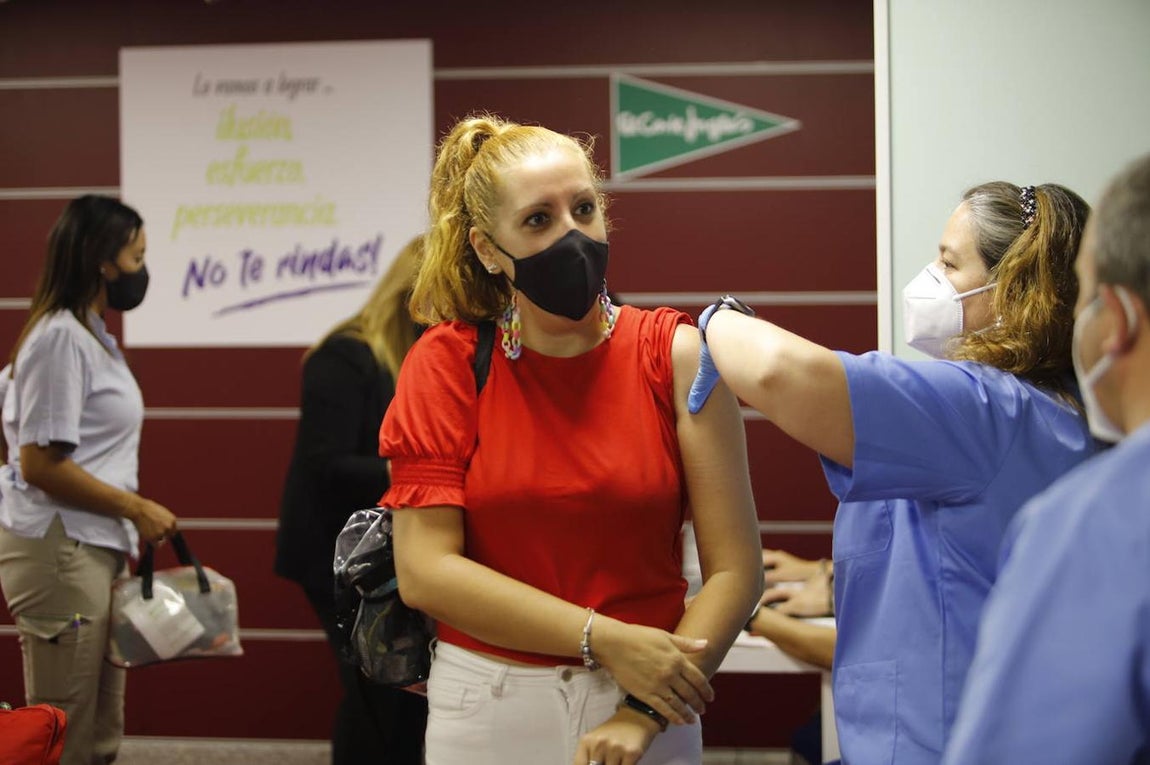 La vacunación de trabajadores de El Corte Inglés de Córdoba, en imágenes