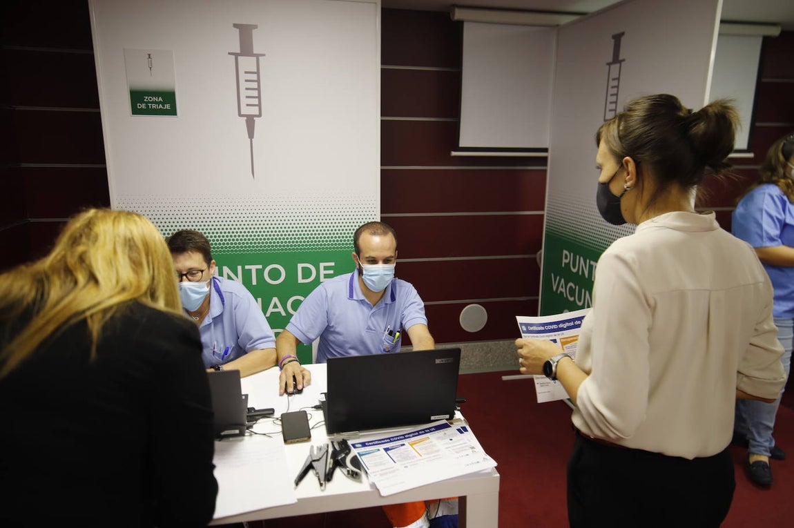 La vacunación de trabajadores de El Corte Inglés de Córdoba, en imágenes