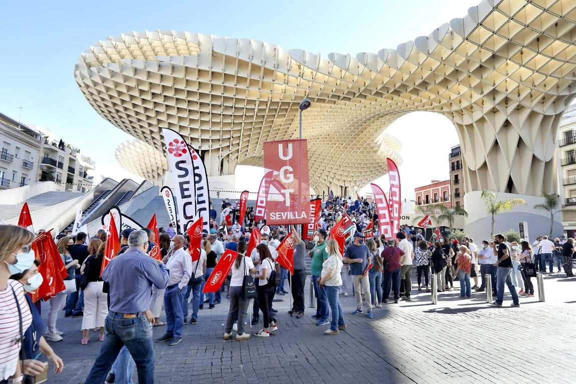 Los trabajadores de Caixabank se manifiestan en el centro de Sevilla contra los despidos forzosos en la empresa