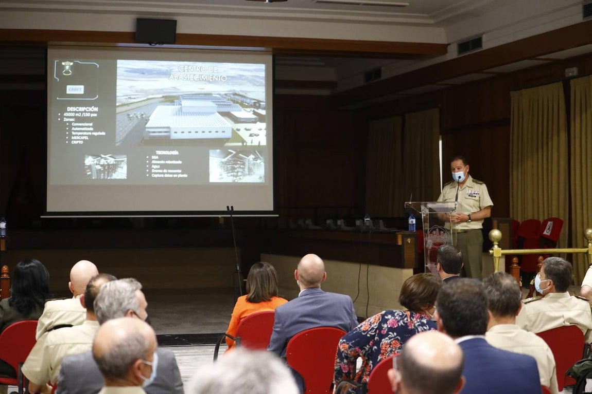 La ministra de Defensa presenta en Córdoba la Base Logística, en imágenes