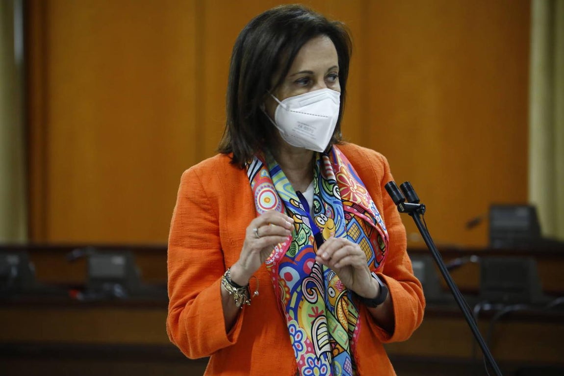 La ministra de Defensa presenta en Córdoba la Base Logística, en imágenes