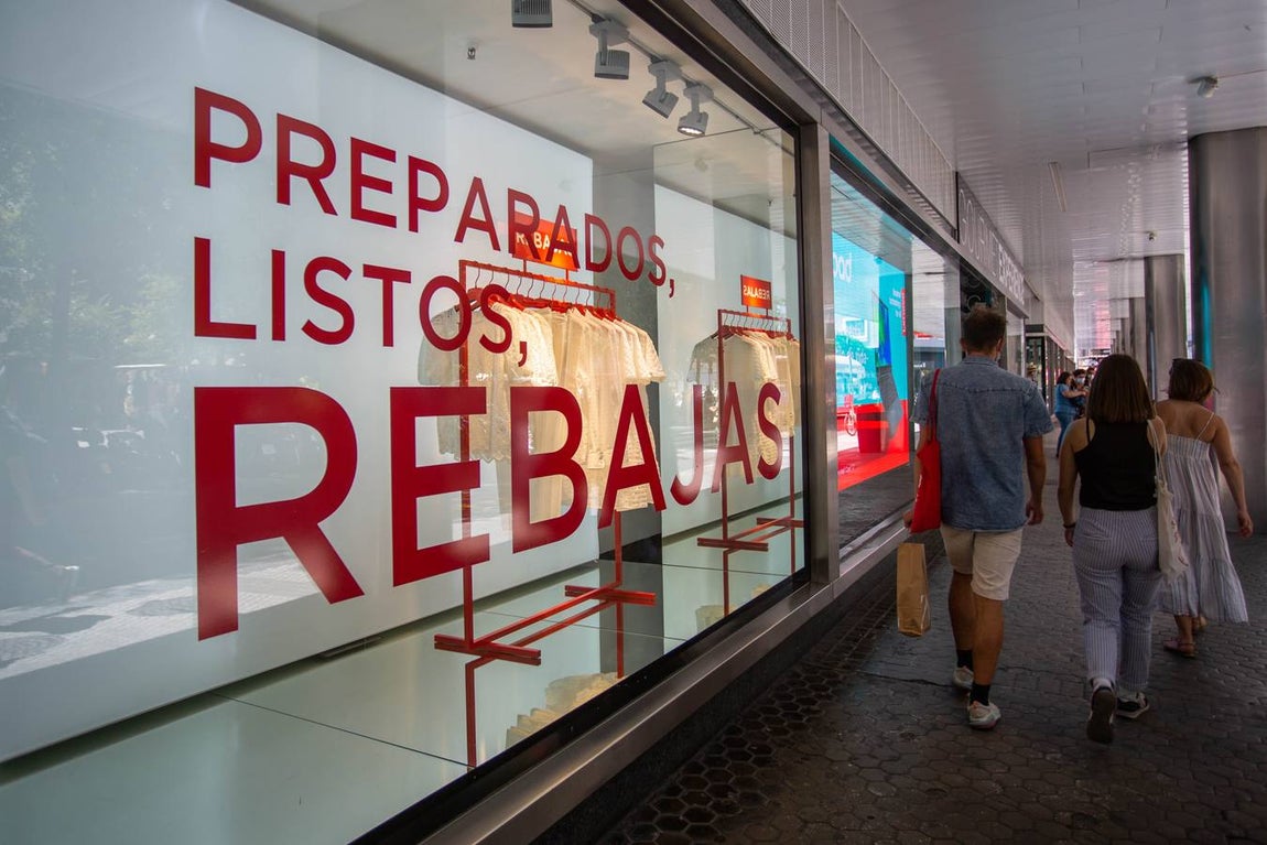 Primer día de rebajas en el centro de Sevilla
