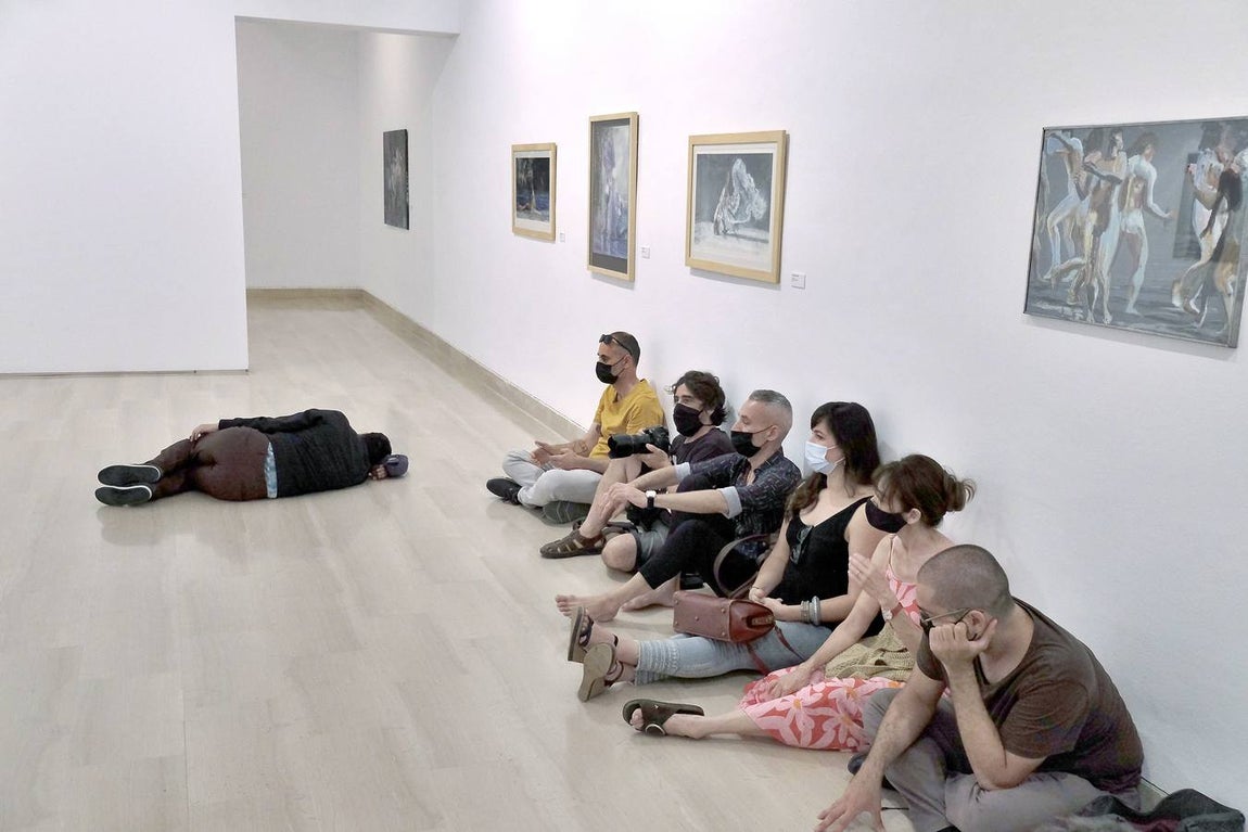 Carmona presenta por primera vez en Sevilla cincuenta y ocho piezas en múltiples disciplinas realizadas sobre papel y lienzo en acrílico, óleo, técnica mixta, témpera el huevo o tinta china.