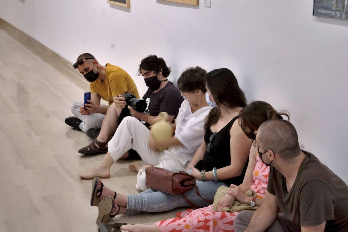 Carmona presenta por primera vez en Sevilla cincuenta y ocho piezas en múltiples disciplinas realizadas sobre papel y lienzo en acrílico, óleo, técnica mixta, témpera el huevo o tinta china.