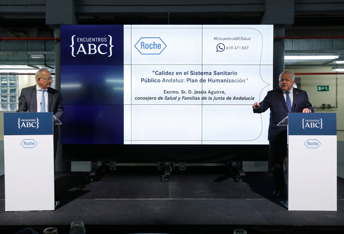 Álvaro Ybarra, director de ABC Sevilla, y el consejero de Salud, Jesús Aguirre, durante el encuentro