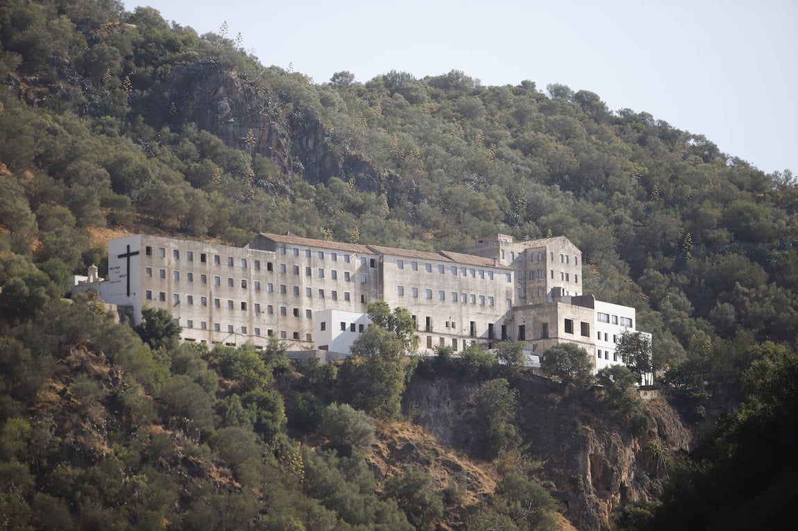 La primera ruta turística del barco solar de Hornachuelos por el Bembézar, en imágenes