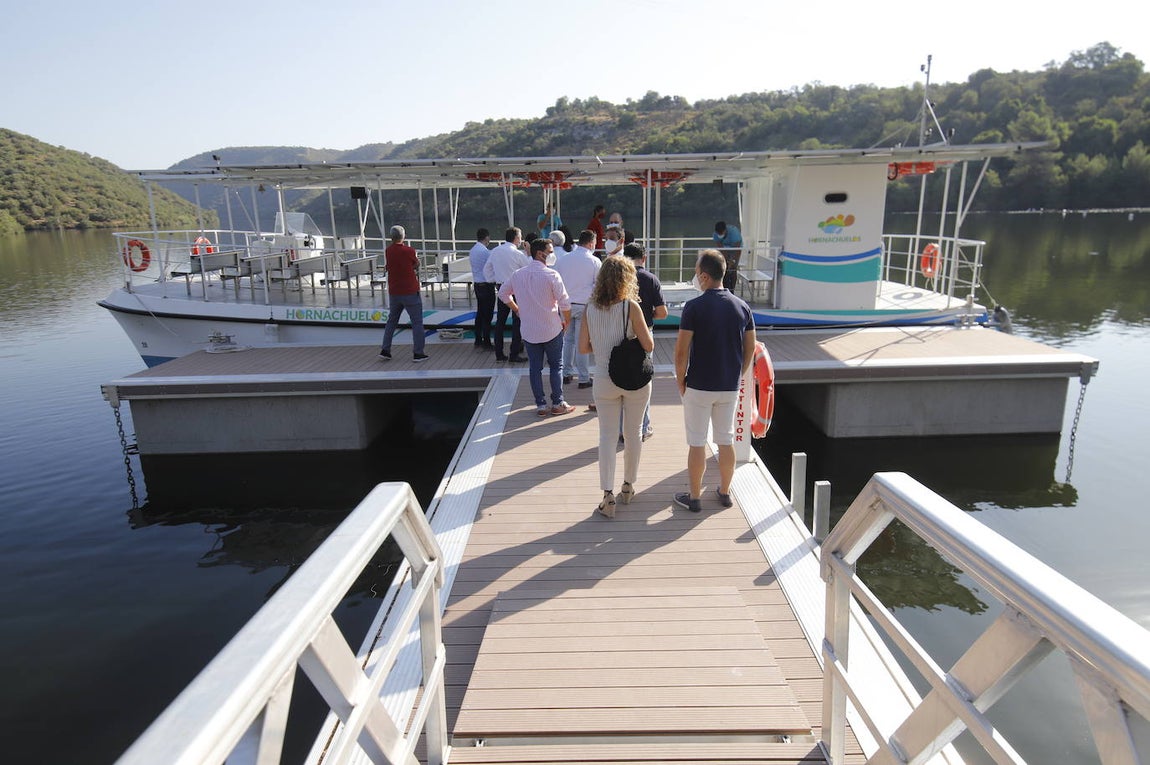 La primera ruta turística del barco solar de Hornachuelos por el Bembézar, en imágenes