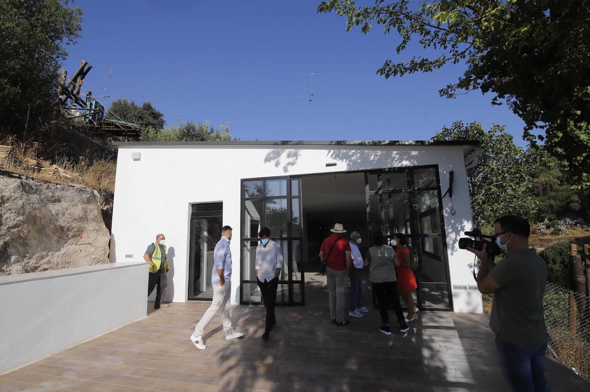 La primera ruta turística del barco solar de Hornachuelos por el Bembézar, en imágenes