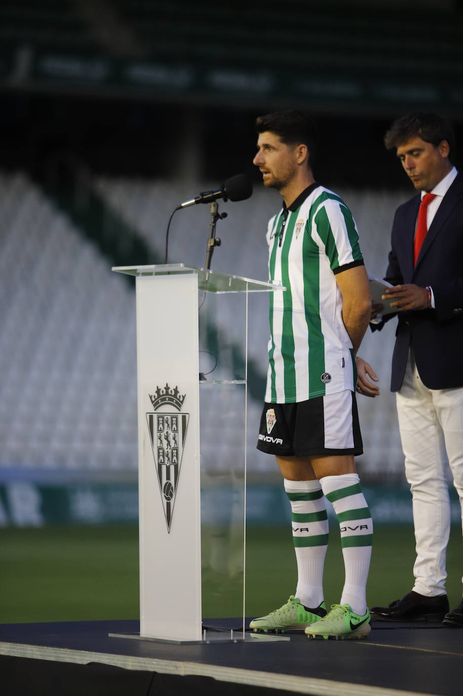 La presentación de las camisetas del Córdoba CF para la temporada 2021-2022, en imágenes