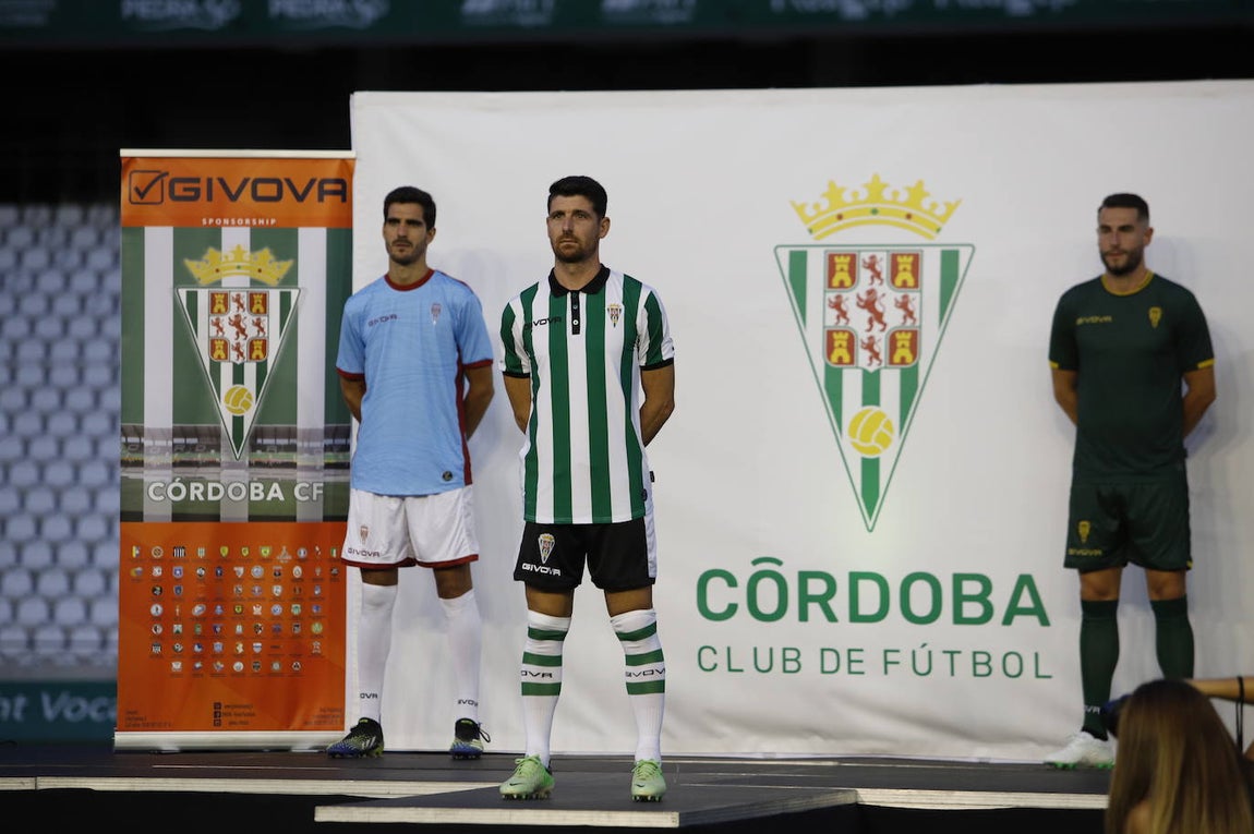 La presentación de las camisetas del Córdoba CF para la temporada 2021-2022, en imágenes