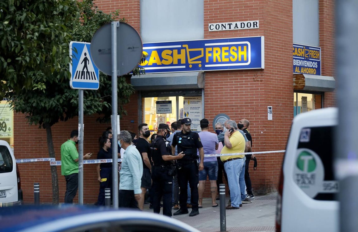 Así abatió la Policía Local de Sevilla a un atracador en un supermercado en Amate