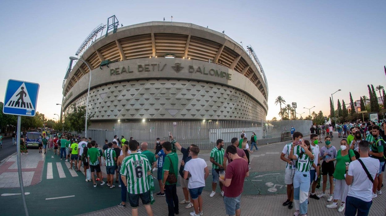 Las imágenes del ambiente en Heliópolis para el partido del Betis