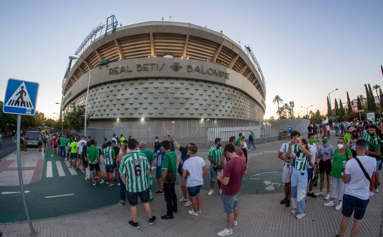 Aficionados verdiblancos en las inmediaciones del estadio Benito Villamarín